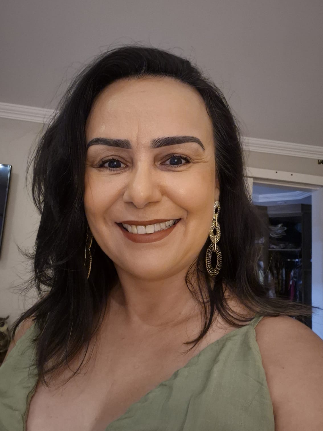 Foto de perfil da Psicóloga Rosana Azevedo, uma mulher de cabelos escuros sorrindo.